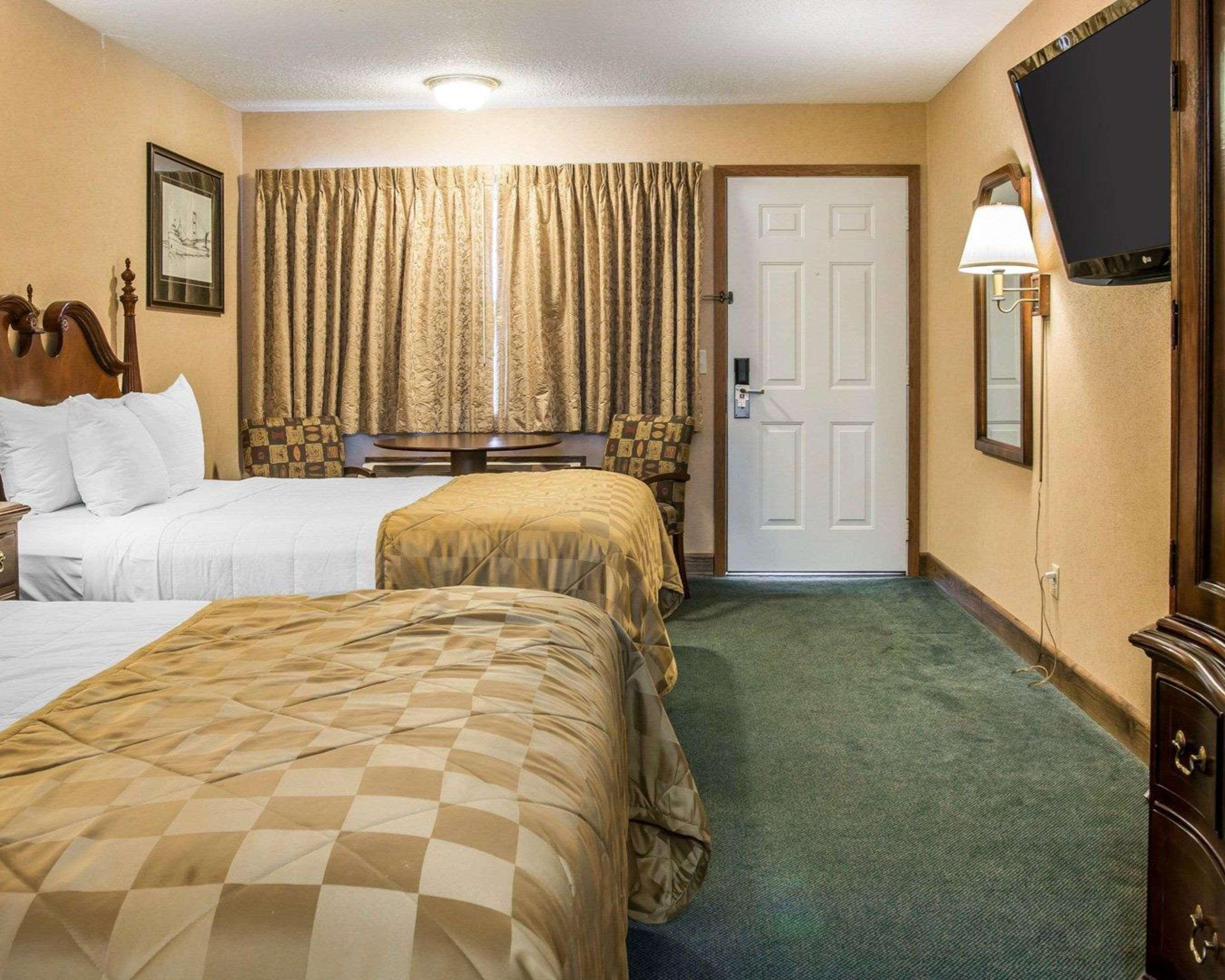 Clarion Hotel Beachfront Mackinaw City Exteriör bild
