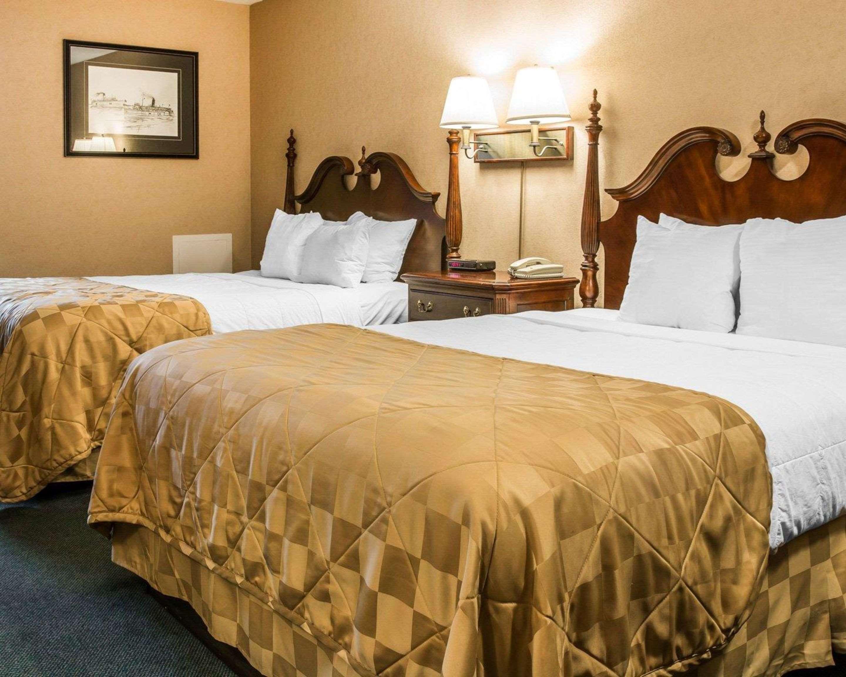 Clarion Hotel Beachfront Mackinaw City Exteriör bild