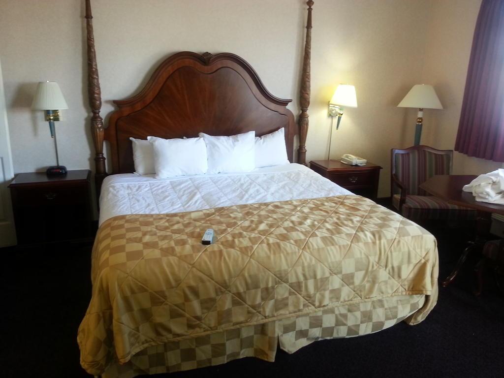 Clarion Hotel Beachfront Mackinaw City Exteriör bild