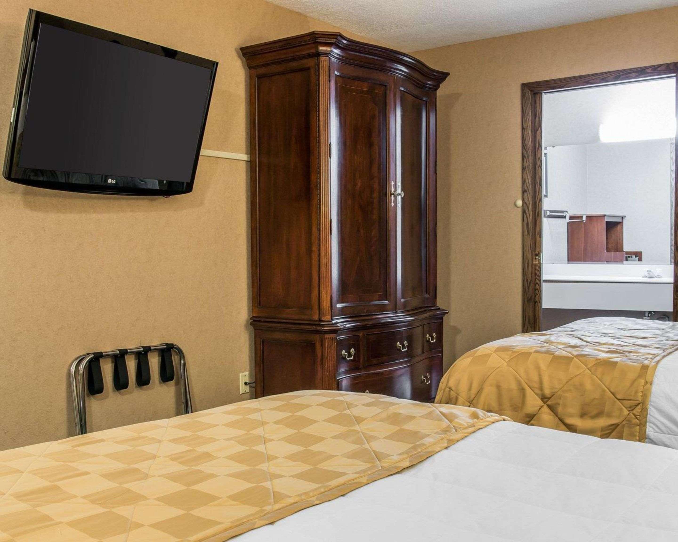 Clarion Hotel Beachfront Mackinaw City Exteriör bild