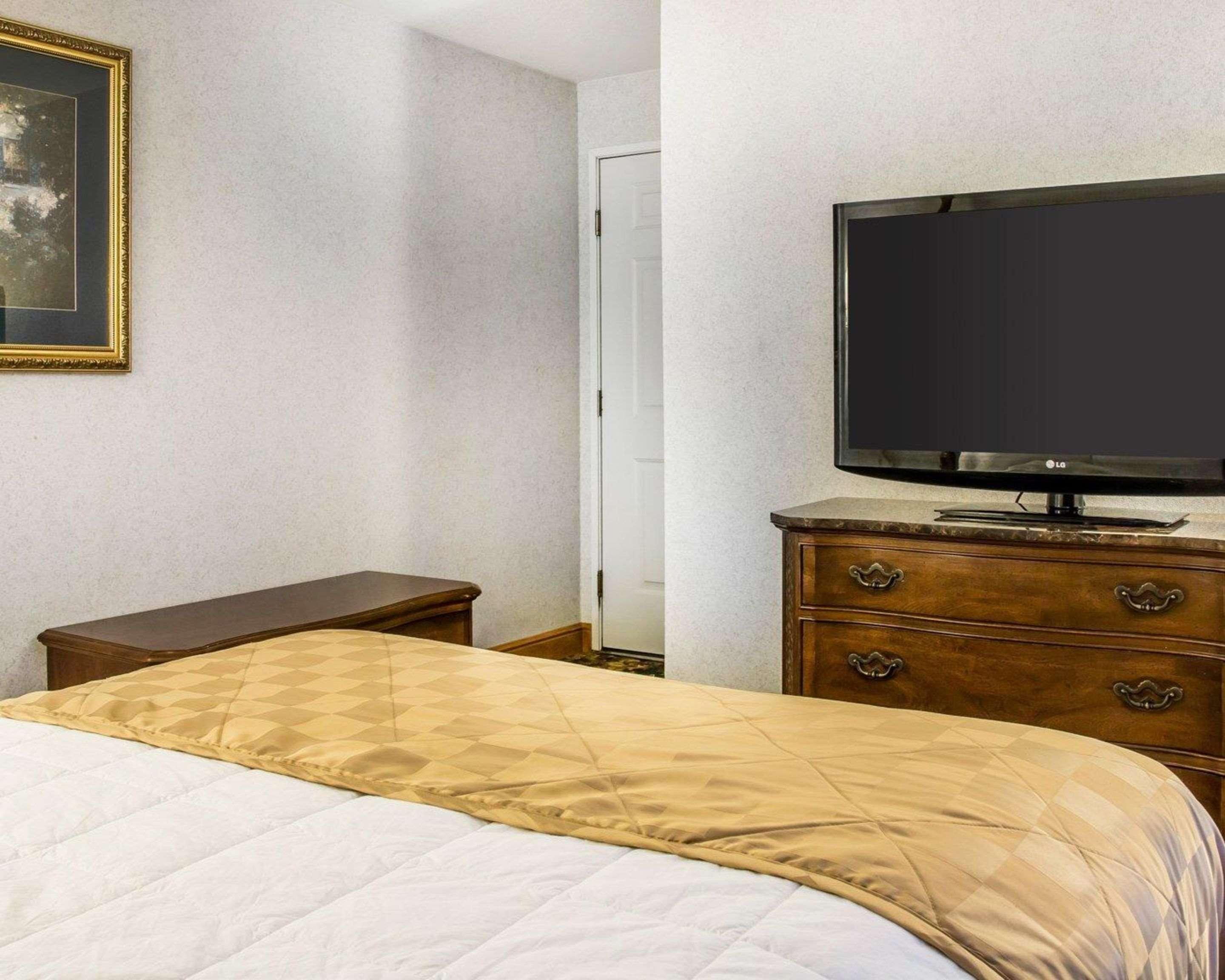 Clarion Hotel Beachfront Mackinaw City Exteriör bild