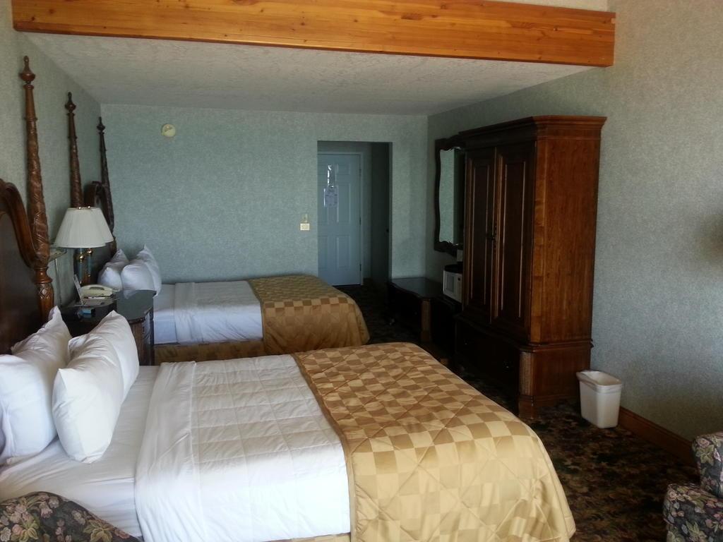Clarion Hotel Beachfront Mackinaw City Exteriör bild