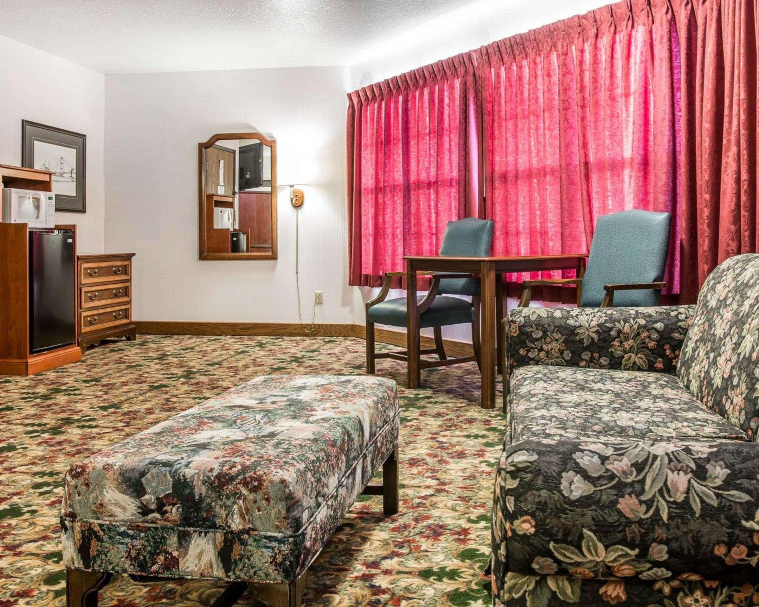 Clarion Hotel Beachfront Mackinaw City Exteriör bild