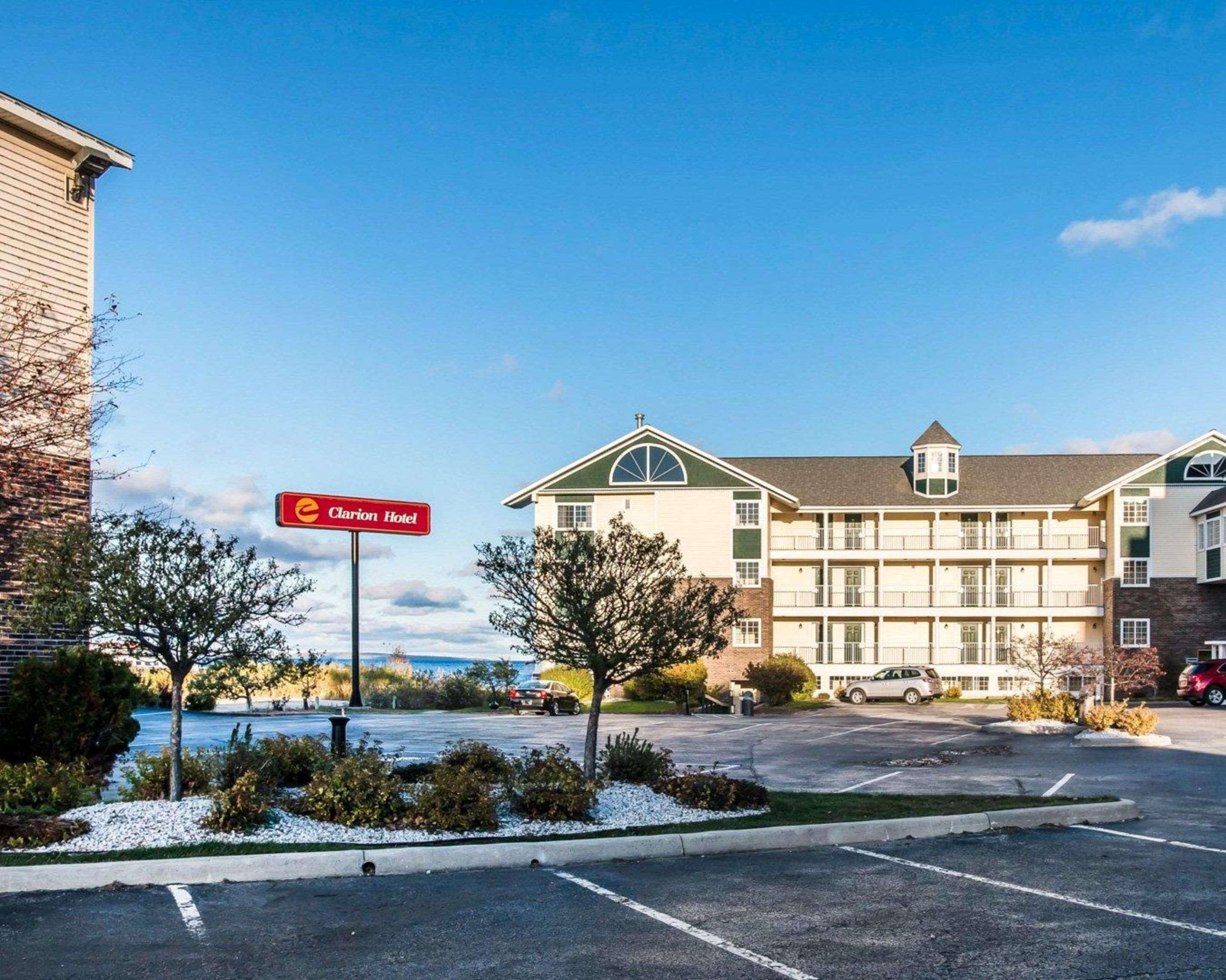 Clarion Hotel Beachfront Mackinaw City Exteriör bild