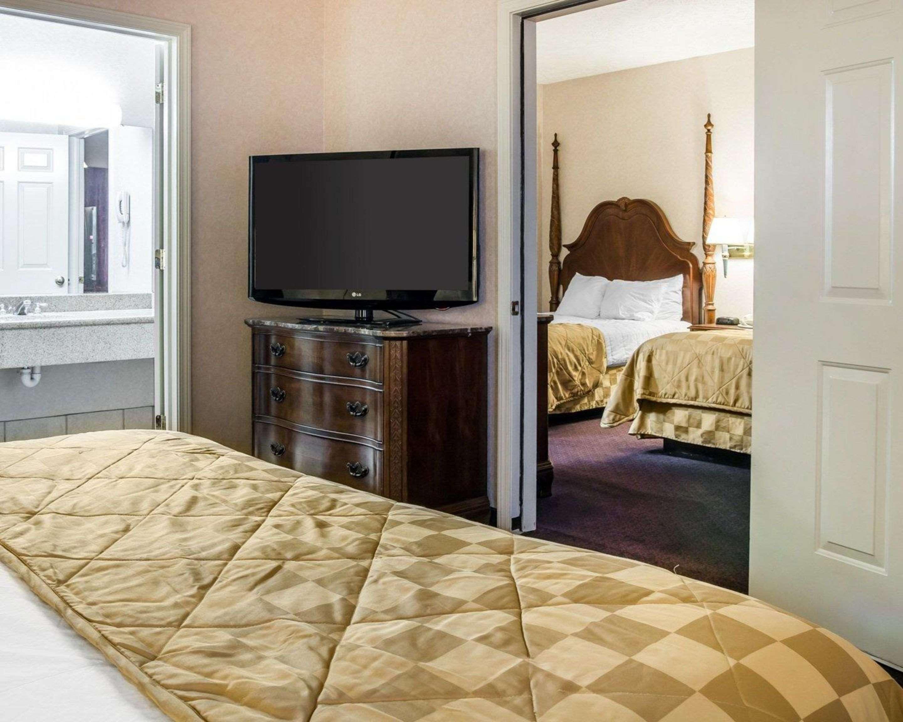 Clarion Hotel Beachfront Mackinaw City Exteriör bild
