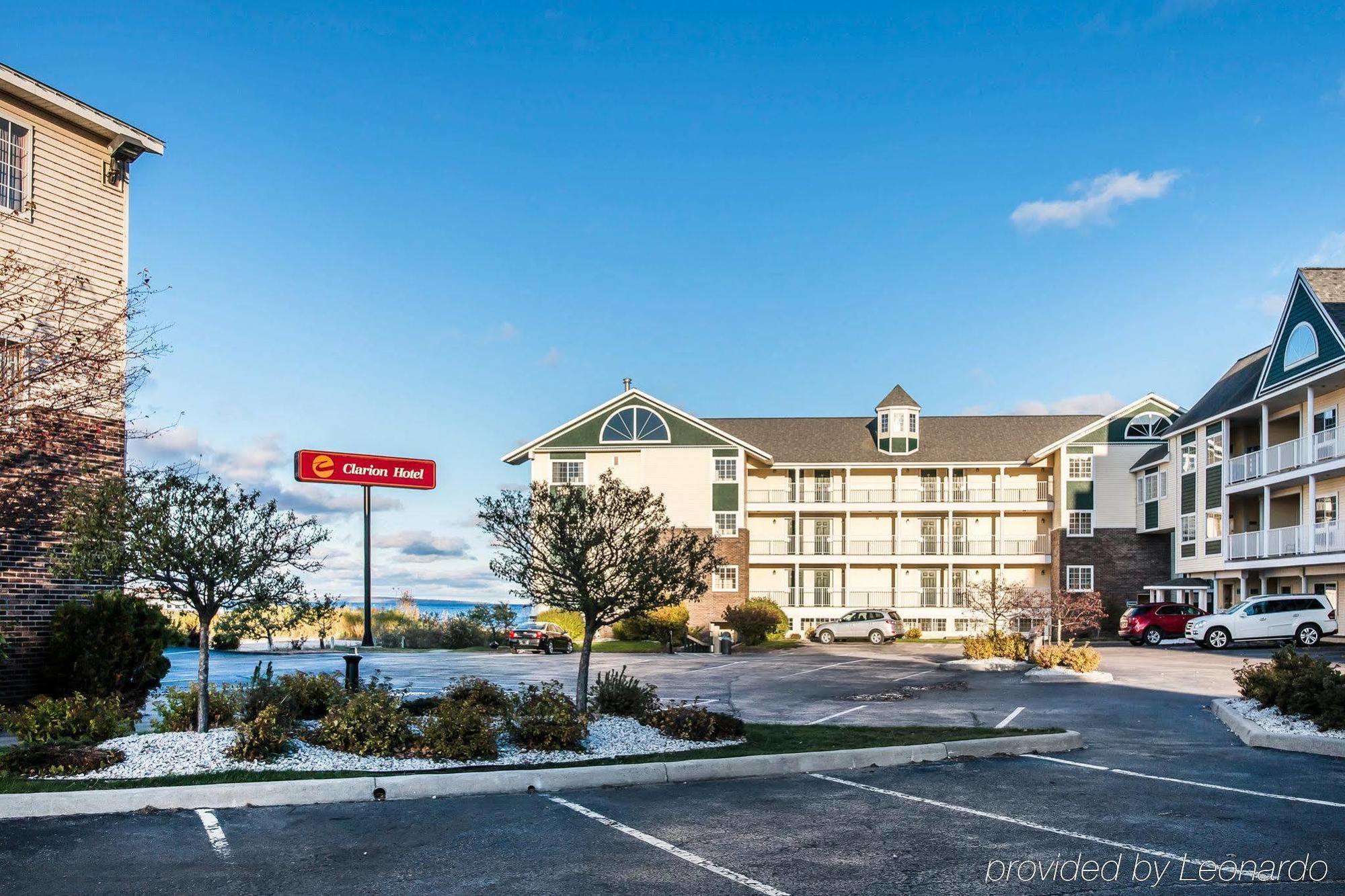 Clarion Hotel Beachfront Mackinaw City Exteriör bild