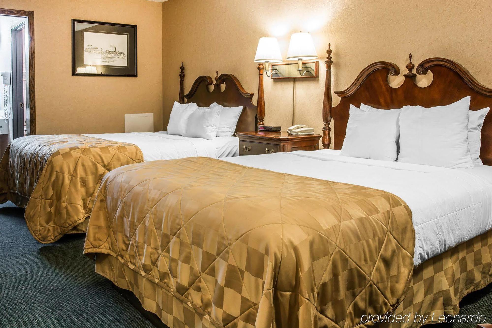 Clarion Hotel Beachfront Mackinaw City Exteriör bild