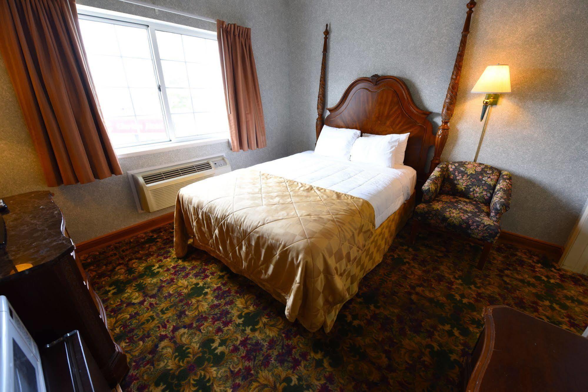 Clarion Hotel Beachfront Mackinaw City Exteriör bild