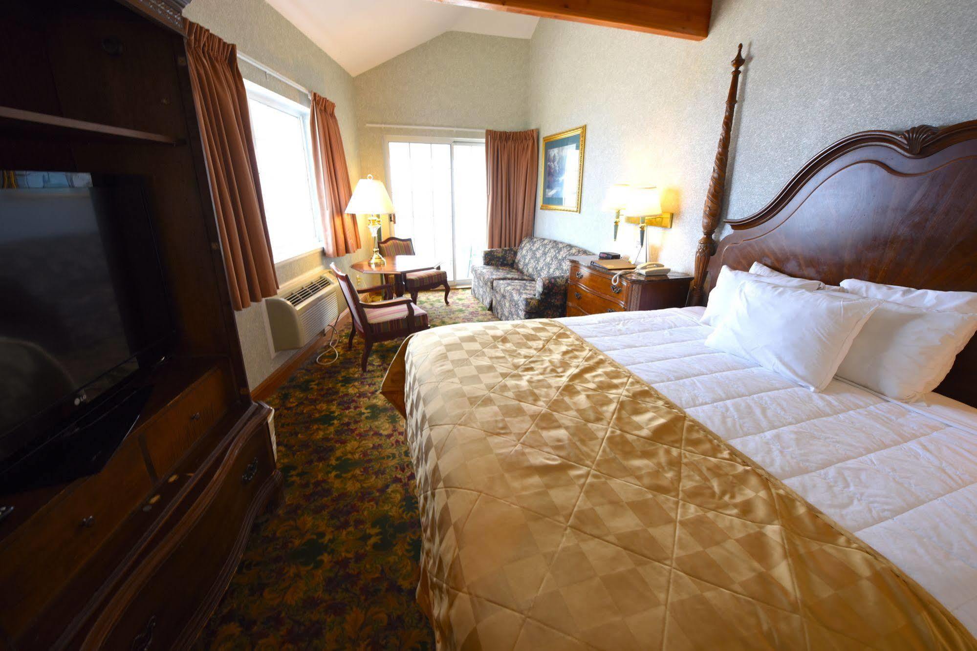 Clarion Hotel Beachfront Mackinaw City Exteriör bild